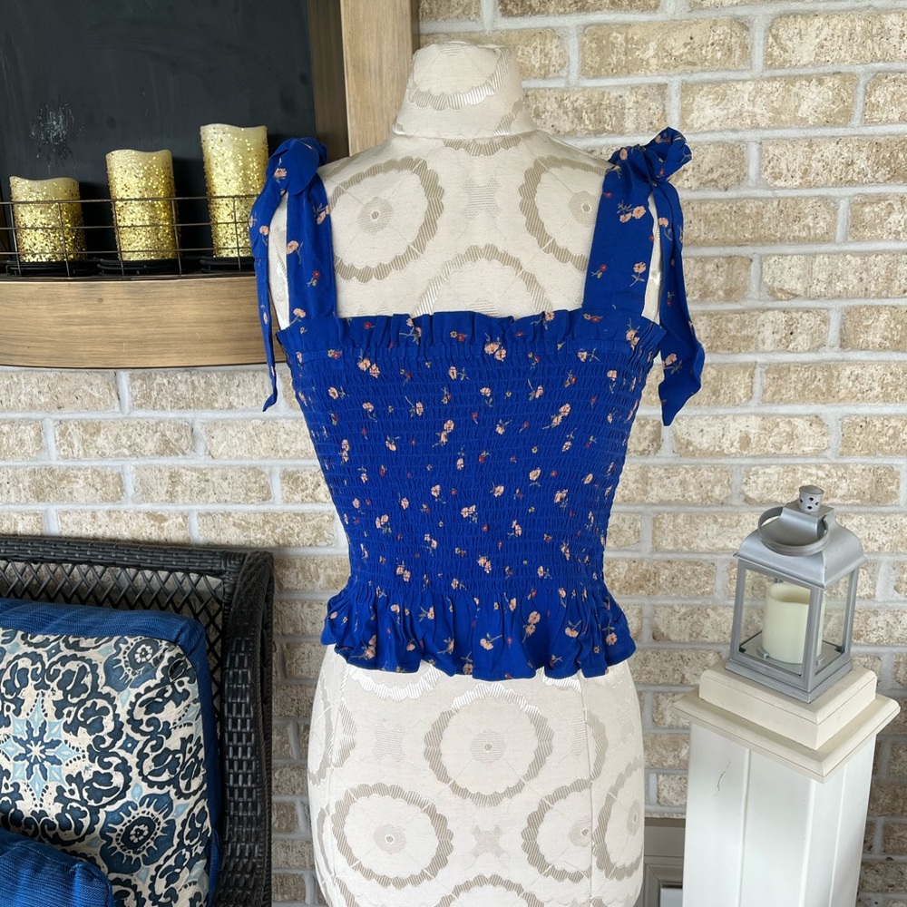 American Eagle blue floral cropped tank top size S